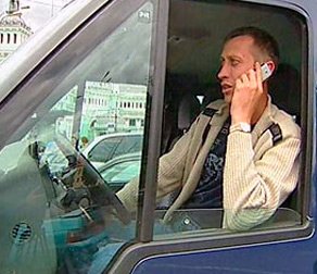Водитель разговаривает по телефону